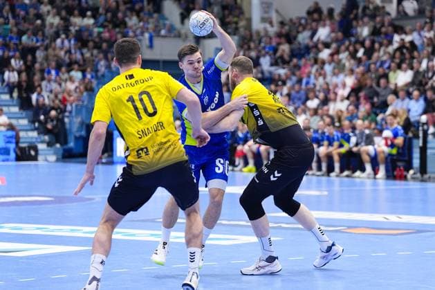 25.09.2025, xydrx, Handball, 1.HBL, VFL Gummersbach - TVB Stuttgart, Schwalbe-Arena: Kay Smits (VFL Gummersbach 31) im Zweikampf gegen Lenny Rubin (TVB Stuttgart 44) Nordrhein-Westfahlen Deutschland