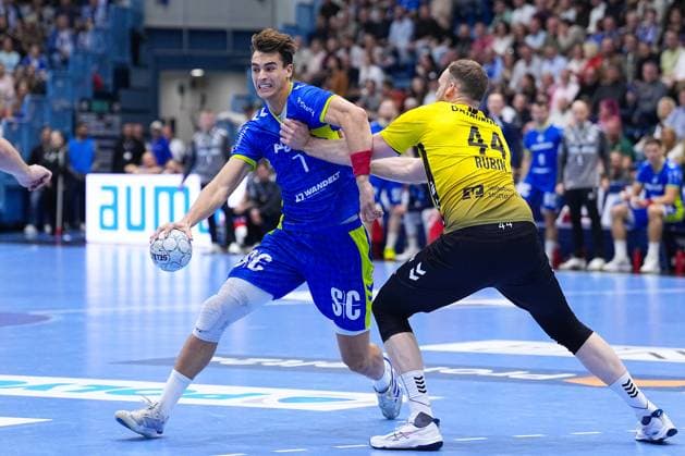 25.09.2025, xydrx, Handball, 1.HBL, VFL Gummersbach - TVB Stuttgart, Schwalbe-Arena: Julian Koester (VFL Gummersbach 7) im Zweikampf gegen Lenny Rubin (TVB Stuttgart 44) Nordrhein-Westfahlen Deutschland