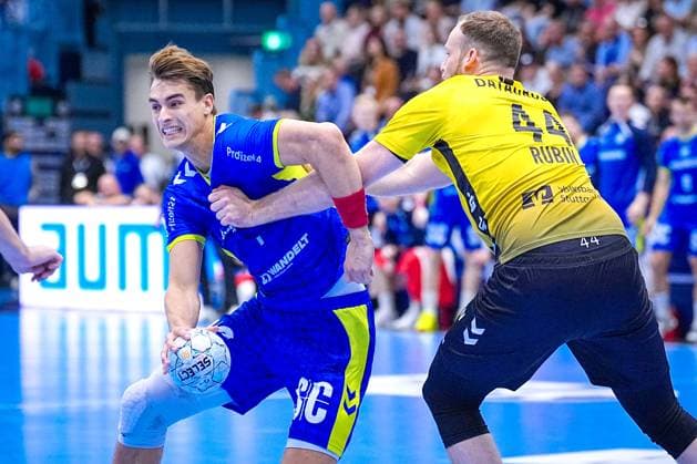 25.09.2025, xydrx, Handball, 1.HBL, VFL Gummersbach - TVB Stuttgart, Schwalbe-Arena: Julian Koester (VFL Gummersbach 7) im Zweikampf gegen Lenny Rubin (TVB Stuttgart 44) Nordrhein-Westfahlen Deutschland