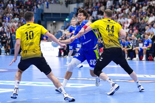 25.09.2025, xydrx, Handball, 1.HBL, VFL Gummersbach - TVB Stuttgart, Schwalbe-Arena: Julian Koester (VFL Gummersbach 7) im Zweikampf gegen Ivan Snajder (TVB Stuttgart 10) und Lenny Rubin (TVB Stuttgart 44) Nordrhein-Westfahlen Deutschland