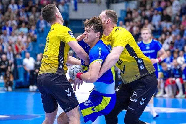 25.09.2025, xydrx, Handball, 1.HBL, VFL Gummersbach - TVB Stuttgart, Schwalbe-Arena: Julian Koester (VFL Gummersbach 7) im Zweikampf gegen Ivan Snajder (TVB Stuttgart 10) und Lenny Rubin (TVB Stuttgart 44) Nordrhein-Westfahlen Deutschland