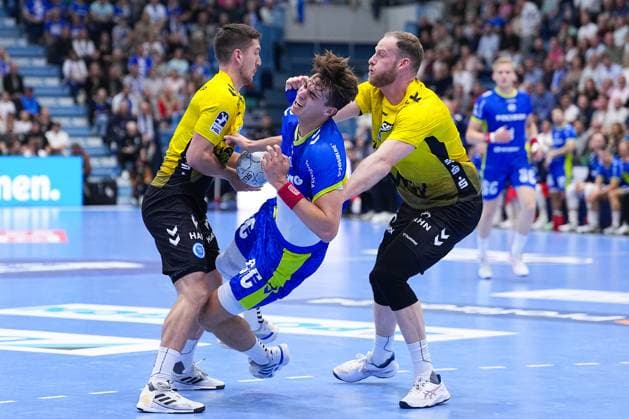25.09.2025, xydrx, Handball, 1.HBL, VFL Gummersbach - TVB Stuttgart, Schwalbe-Arena: Julian Koester (VFL Gummersbach 7) im Zweikampf gegen Ivan Snajder (TVB Stuttgart 10) und Lenny Rubin (TVB Stuttgart 44) Nordrhein-Westfahlen Deutschland