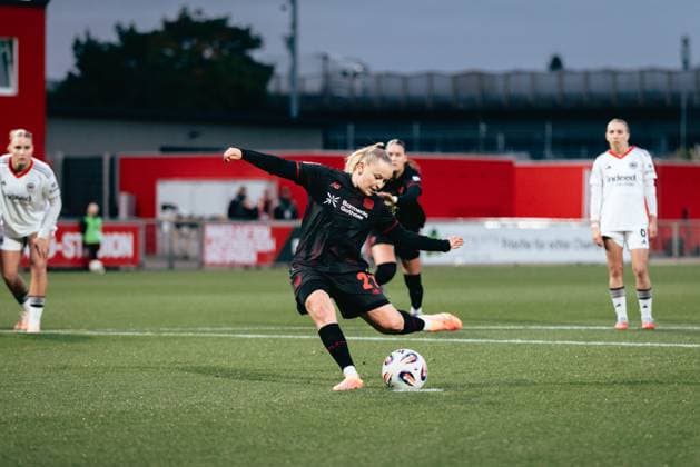 25.09.25, Frauen, Fussball, Google Pixel Frauen Bundesliga, Saison 2025 2026, Bayer 04 Leverkusen - Eintracht Frankfurt, 4. Spieltag Vanessa Fudalla ( 21 - Bayer 04 Leverkusen) Schuss Elfmeter Leverkusen Ulrich-Haberland-Stadion NRW Deutschland