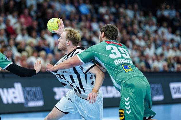 Eric Johansson (THW Kiel, 21), Malte Donker (GWD Minden, 39) GER, THW Kiel vs. GWD Minden, Handball, 1. Bundesliga, Spieltag 15, Saison 2025 2026, 25.09.2025 GER, THW Kiel vs. GWD Minden, Handball, 1. Bundesliga, Spieltag 15, Saison 2025 2026, 25.09.2025 Kiel Copyright: xEibner-Pressefoto MarcelxvonxFehrnx EP_MFN