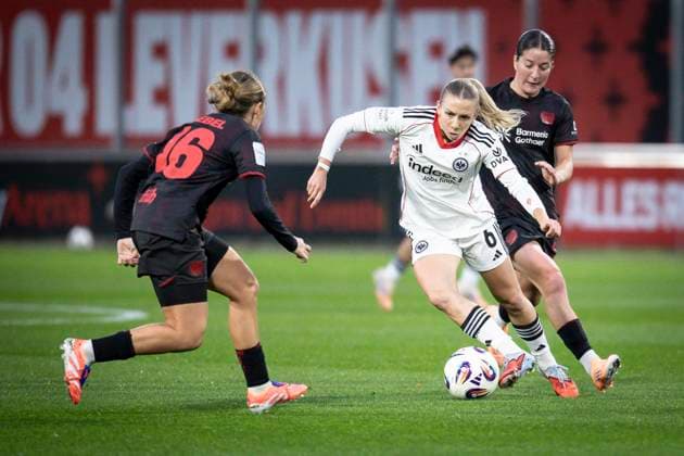 Frauen Fußball-Bundesliga; Bayer 04 Leverkusen - Eintracht Frankfurt, 25.09.2025 Elisa Senß (Eintracht Frankfurt, 6) am Ball, links Sofie Zdebel (Bayer 04 Leverkusen, 16); Bayer 04 Leverkusen - Eintracht Frankfurt an Spieltag 4 der Google Pixel Frauen-Bundesliga am 25.09.2025 im Ulrich-Haberland-Stadion in Leverkusen (Nordrhein-Westfalen). DFL REGULATIONS PROHIBIT ANY USE OF PHOTOGRAPHS AS IMAGE SEQUENCES AND OR QUASI-VIDEO. Copyright: xBEAUTIFULxSPORTS AxelxKohringx