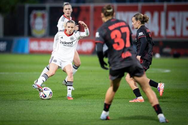 Frauen Fußball-Bundesliga; Bayer 04 Leverkusen - Eintracht Frankfurt, 25.09.2025 Elisa Senß (Eintracht Frankfurt, 6) beim Dribbling gegen Carlotta Wamser (Bayer 04 Leverkusen, 37) und Sofie Zdebel (Bayer 04 Leverkusen, 16); Bayer 04 Leverkusen - Eintracht Frankfurt an Spieltag 4 der Google Pixel Frauen-Bundesliga am 25.09.2025 im Ulrich-Haberland-Stadion in Leverkusen (Nordrhein-Westfalen). DFL REGULATIONS PROHIBIT ANY USE OF PHOTOGRAPHS AS IMAGE SEQUENCES AND OR QUASI-VIDEO. Copyright: xBEAUTIFULxSPORTS AxelxKohringx