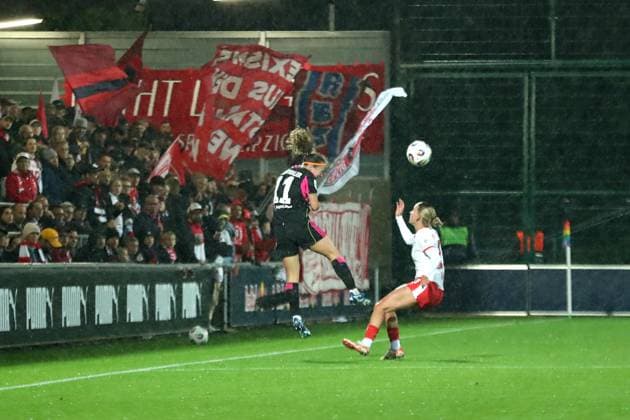 Fußball Bundesliga Frauen: RB Leipzig vs. Hamburger SV; 25.09.25 Melanie Brunnthaler (11, Hamburger SV) per Kopf vor dem RB Leipzig-Fanblock. Fußball, Google Pixel Frauen-Bundesliga, Saison 2025 2026, 4. Spieltag: RB Leipzig vs. Hamburger SV am 25.09.25, Red Bull Arena, Leipzig. DFB REGULATIONS PROHIBIT ANY USE OF PHOTOGRAPHS AS IMAGE SEQUENCES AND OR QUASI-VIDEO. Copyright: xBEAUTIFULxSPORTS JanxKaeferx