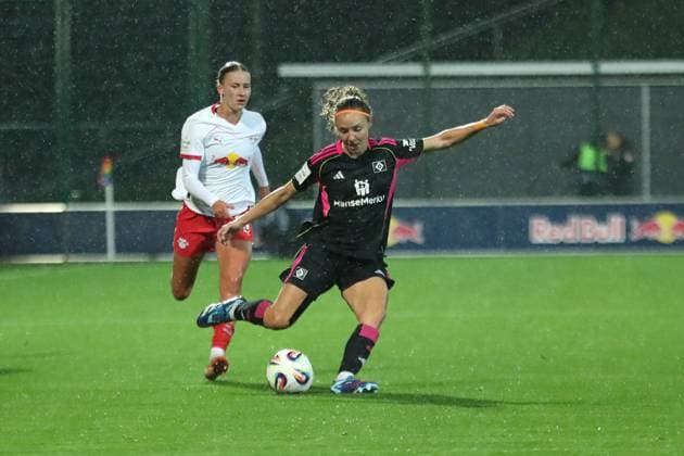 Fußball Bundesliga Frauen: RB Leipzig vs. Hamburger SV; 25.09.25 Melanie Brunnthaler (11, Hamburger SV). Fußball, Google Pixel Frauen-Bundesliga, Saison 2025 2026, 4. Spieltag: RB Leipzig vs. Hamburger SV am 25.09.25, Red Bull Arena, Leipzig. DFB REGULATIONS PROHIBIT ANY USE OF PHOTOGRAPHS AS IMAGE SEQUENCES AND OR QUASI-VIDEO. Copyright: xBEAUTIFULxSPORTS JanxKaeferx