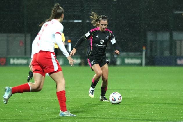 Fußball Bundesliga Frauen: RB Leipzig vs. Hamburger SV; 25.09.25 Pauline Machtens (28, Hamburger SV). Fußball, Google Pixel Frauen-Bundesliga, Saison 2025 2026, 4. Spieltag: RB Leipzig vs. Hamburger SV am 25.09.25, Red Bull Arena, Leipzig. DFB REGULATIONS PROHIBIT ANY USE OF PHOTOGRAPHS AS IMAGE SEQUENCES AND OR QUASI-VIDEO. Copyright: xBEAUTIFULxSPORTS JanxKaeferx