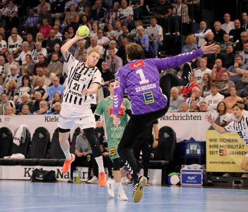 Foto : Eric Johansson ( Kiel ) wirft gegen Torhüter Malte Semisch ( Minden ) Handball Herren 1. Bundesliga am Do. 25.09.2025 THW Kiel - GWD Minden