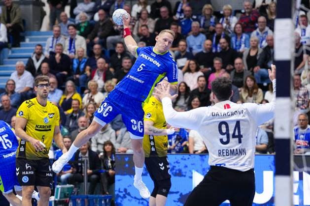 25.09.2025, xydrx, Handball, 1.HBL, VFL Gummersbach - TVB Stuttgart, Schwalbe-Arena: Tilen Kodrin (VFL Gummersbach 5) beim Wurf auf das Tor von Daniel Rebmann (TVB Stuttgart 94) Nordrhein-Westfahlen Deutschland
