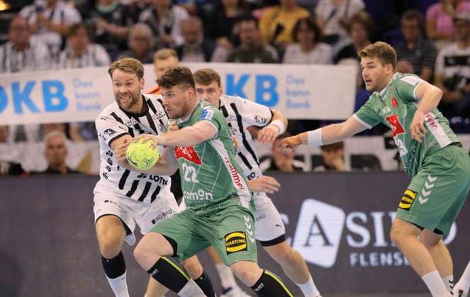 Foto : am Ball Philipp Vorlicek ( Minden ) gegen Petter Overby (Kiel) Handball Herren 1. Bundesliga am Do. 25.09.2025 THW Kiel - GWD Minden