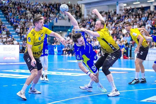 25.09.2025, xydrx, Handball, 1.HBL, VFL Gummersbach - TVB Stuttgart, Schwalbe-Arena: Joao Gomes (VFL Gummersbach 3) im Zweikampf gegen Lenny Rubin (TVB Stuttgart 44) Nordrhein-Westfahlen Deutschland