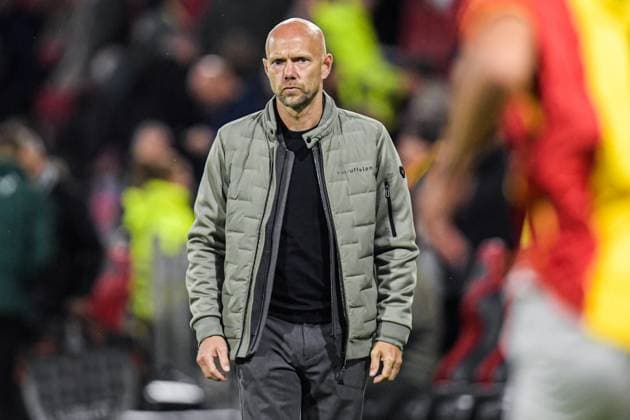 2025-09-25 Go Ahead Eagles v FCSB - UEFA Europa League 2025 26 League Phase DEVENTER, NETHERLANDS - SEPTEMBER 25: assistant coach Dennis van der Ree of Go Ahead Eagles looks on during the UEFA Europa League 2025 26 League Phase match between Go Ahead Eagles and FCSB at De Aderlaarshorst on September 25, 2025 in Deventer, Netherlands. Deventer De Aderlaarshorst Netherlands Content not available for redistribution in The Netherlands directly or indirectly through any third parties. Copyright: xDennisxBresserx