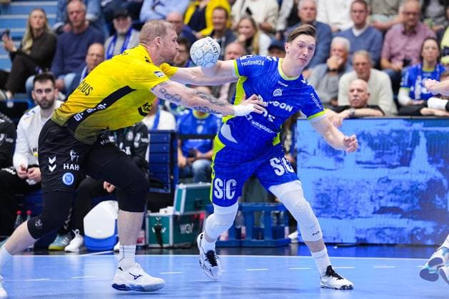 25.09.2025, xydrx, Handball, 1.HBL, VFL Gummersbach - TVB Stuttgart, Schwalbe-Arena: Jonas Truchanovicius (TVB Stuttgart 37) im Zweikampf gegen Ole Pregler (VFL Gummersbach 23) Nordrhein-Westfahlen Deutschland