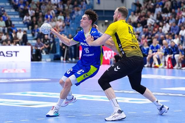 25.09.2025, xydrx, Handball, 1.HBL, VFL Gummersbach - TVB Stuttgart, Schwalbe-Arena: Miro Schluroff (VFL Gummersbach 15) im Zweikampf gegen Lenny Rubin (TVB Stuttgart 44) Nordrhein-Westfahlen Deutschland