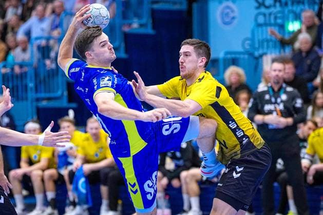 25.09.2025, xydrx, Handball, 1.HBL, VFL Gummersbach - TVB Stuttgart, Schwalbe-Arena: Kay Smits (VFL Gummersbach 31) im Zweikampf gegen Torben Matzken (TVB Stuttgart 22) und Ivan Snajder (TVB Stuttgart 10) Nordrhein-Westfahlen Deutschland