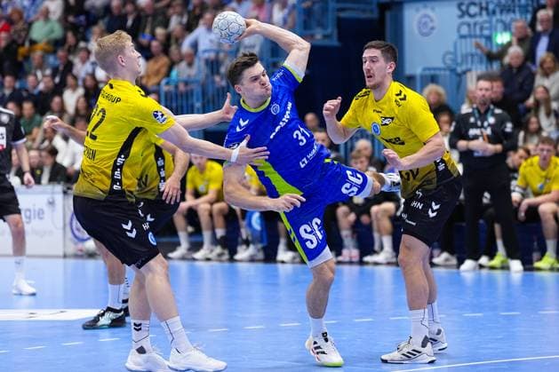 25.09.2025, xydrx, Handball, 1.HBL, VFL Gummersbach - TVB Stuttgart, Schwalbe-Arena: Kay Smits (VFL Gummersbach 31) im Zweikampf gegen Torben Matzken (TVB Stuttgart 22) und Ivan Snajder (TVB Stuttgart 10) Nordrhein-Westfahlen Deutschland