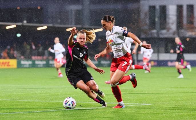 RB Leipzig - Hamburger SV Bundesliga Frauen Leipzig, 25.09.2025, RB Trainingszentrum, Fußball, Frauen Bundesliga, Spieltag 4 , RB LEIPZIG vs. HAMBURGER SV , Im Bild v.l.: Svea Stoldt (8, HSV) und Giovanna Hoffmann (7, Leipzig) ,