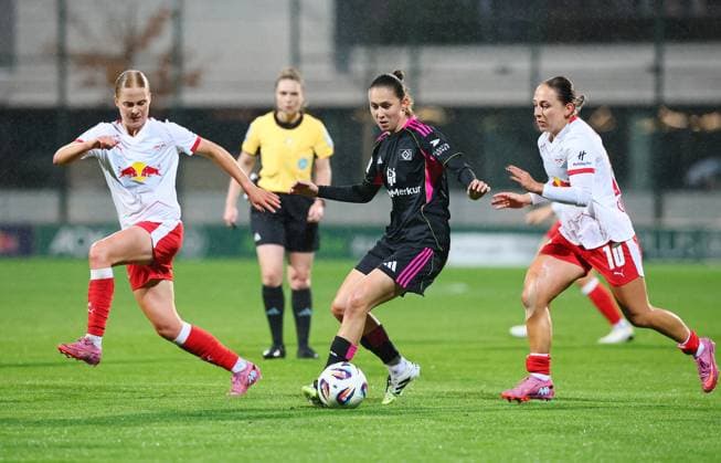 RB Leipzig - Hamburger SV Bundesliga Frauen Leipzig, 25.09.2025, RB Trainingszentrum, Fußball, Frauen Bundesliga, Spieltag 4 , RB LEIPZIG vs. HAMBURGER SV , Im Bild v.l.: Emilia çsgeirsdottir (8, Leipzig), Maria Mikolajova (27, HSV ) und Gina Chmielinski (10, Leipzig) ,