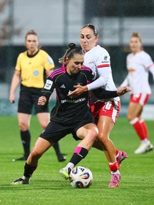 RB Leipzig - Hamburger SV Bundesliga Frauen Leipzig, 25.09.2025, RB Trainingszentrum, Fußball, Frauen Bundesliga, Spieltag 4 , RB LEIPZIG vs. HAMBURGER SV , Im Bild v.l.: Maria Mikolajova (27, HSV ) und Gina Chmielinski (10, Leipzig) ,