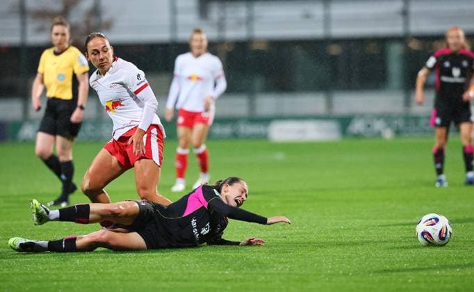 RB Leipzig - Hamburger SV Bundesliga Frauen Leipzig, 25.09.2025, RB Trainingszentrum, Fußball, Frauen Bundesliga, Spieltag 4 , RB LEIPZIG vs. HAMBURGER SV , Im Bild v.l.: Gina Chmielinski (10, Leipzig) gegen Maria Mikolajova (27, HSV unten) ,