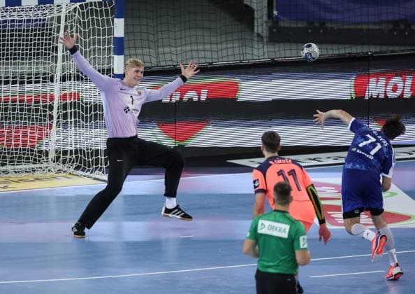 RK Zagreb v Barca - EHF Champions League - Group Phase ZAGREB, CROATIA - SEPTEMBER 25: Viktor Hallgrimsson of FC Barcelona, Barca defends a goal during EHF Machineseeker Champions league match between RK Zagreb and FC Barcelona at Arena Zagreb on September 25, 2025 in Zagreb, Croatia.  GoranxStanzl PIXSELL