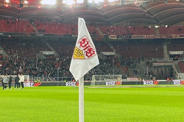 25.09.2025, xmohx, Fussball UEFA Europa League, VfB Stuttgart - Celta Vigo v.l. Innenraum, Rasen, Tribuenen, Tribuene, Spielfeld Eckfahne VfB Logo Wappen (DFL DFB REGULATIONS PROHIBIT ANY USE OF PHOTOGRAPHS as IMAGE SEQUENCES and or QUASI-VIDEO) Stuttgart