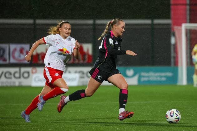 Mia Buechele (Hamburger SV Frauen, 17) am Ball, verfolgt von Annabel Schasching (RB Leipzig Frauen, 16) , im Regen, RB Leipzig Frauen vs. Hamburger SV Frauen, Fussball, 1. Frauen Bundesliga, 04. Spieltag, Saison 2025 2026, 25.09.2025,¨ DFL REGULATIONS PROHIBIT ANY USE OF PHOTOGRAPHS AS IMAGE SEQUENCES AND OR QUASI-VIDEO,¨ RB Leipzig Frauen vs. Hamburger SV Frauen, Fussball, 1. Frauen Bundesliga, 04. Spieltag, Saison 2025 2026, 25.09.2025 Leipzig Copyright: xEibner-Pressefoto LauraxRoemerx EP_LRR