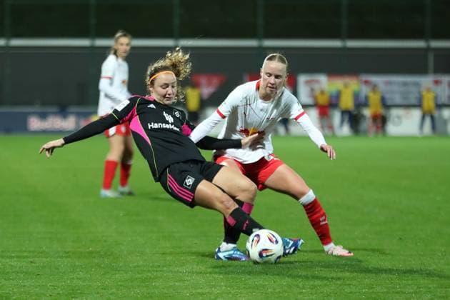 Fußball Bundesliga Frauen: RB Leipzig vs. Hamburger SV; 25.09.25 Melanie Brunnthaler (11, Hamburger SV) gegen Nikoline Dudek (24, RB Leipzig). Fußball, Google Pixel Frauen-Bundesliga, Saison 2025 2026, 4. Spieltag: RB Leipzig vs. Hamburger SV am 25.09.25, Red Bull Arena, Leipzig. DFB REGULATIONS PROHIBIT ANY USE OF PHOTOGRAPHS AS IMAGE SEQUENCES AND OR QUASI-VIDEO. Copyright: xBEAUTIFULxSPORTS JanxKaeferx