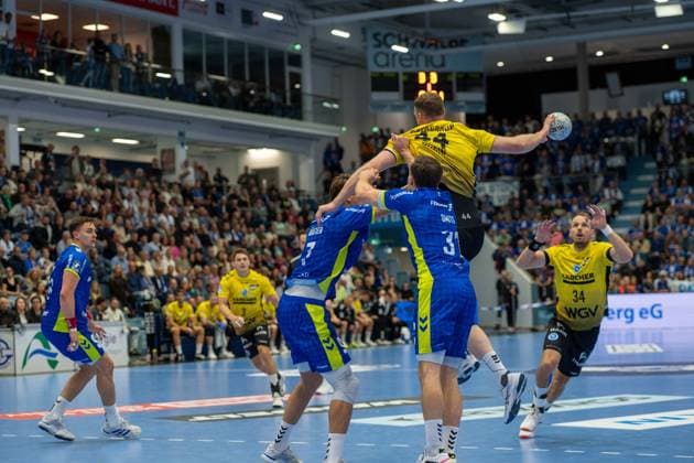 Julian Koester, Rueckraum, (VfL Gummersbach 7), Lenny Rubin, Rueckraum links, (TVB Stuttgart 44), VfL Gummersbach vs. TVB 1898 Stuttgart, Daikin Handball Bundesliga, Herren , 6. Spieltag, 25.09.2025 Gummersbach NRW Deutschland