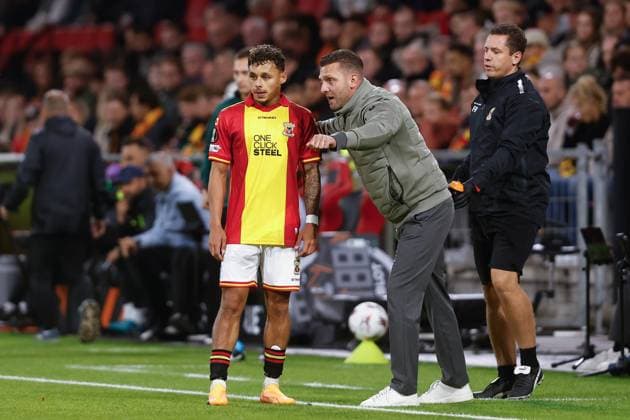 DEVENTER , 25-09-2025 , Stadium De Adelaarshorst , season 2025 2026 , UEFA Europa League League phase . match between Go Ahead Eagles and FCSB, Picture shows Go Ahead Eagles player Mats Deijl, Go Ahead Eagles coach Melvin Boel Go Ahead Eagles - FCSB  x31192907x Copyright: