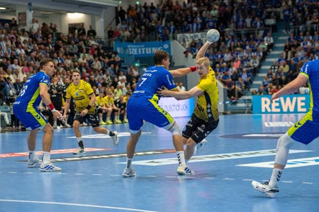 Julian Koester, Rueckraum, (VfL Gummersbach 7), VfL Gummersbach vs. TVB 1898 Stuttgart, Daikin Handball Bundesliga, Herren , 6. Spieltag, 25.09.2025 Gummersbach NRW Deutschland