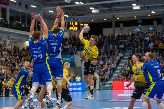 Max Haefner, Rueckraum mitte, (TVB Stuttgart 3),Julian Koester, Rueckraum, (VfL Gummersbach 7), Kentin Mahà , Rueckraum, (VfL Gummersbach 22), VfL Gummersbach vs. TVB 1898 Stuttgart, Daikin Handball Bundesliga, Herren , 6. Spieltag, 25.09.2025 Gummersbach NRW Deutschland