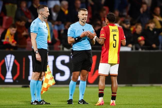 DEVENTER , 25-09-2025 , Stadium De Adelaarshorst , season 2025 2026 , UEFA Europa League League phase . match between Go Ahead Eagles and FCSB, Picture shows referee Kristo Tohver , Go Ahead Eagles player Dean James Go Ahead Eagles - FCSB  x31193198x Copyright: