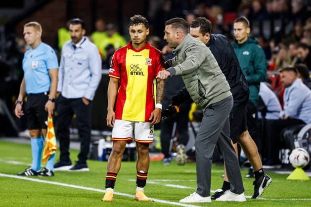 DEVENTER - (l-r) Dean James of Go Ahead Eagles, Go Ahead Eagles coach Melvin Boel during the Europa League match between Go Ahead Eagles and Steaua Bucharest at the De Adelaarshorst stadium on September 25, 2025, in Deventer, Netherlands. ANP VINCENT JANNINK UEFA Europa League 2025-2026 xVIxANPxSportx xxANPxIVx 537471049 originalFilename: 537471049.jpg