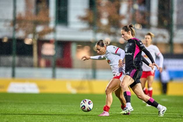 25.09.2025, GER, Frauenfußball, BL, 2025 2026, RB Leipzig - Hamburger SV Gina Chmielinski (10, RB Leipzig), Aktion, mit Ball, Zweikampf Leipzig Trainingszentrum der Roten Bulle Sachsen Deutschland