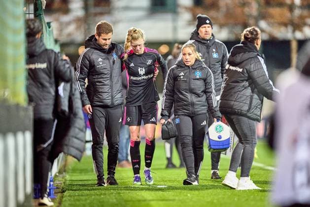25.09.2025, GER, Frauenfußball, BL, 2025 2026, RB Leipzig - Hamburger SV Jaqueline Dönges (21, HSV), muss verletzt vom Platz Leipzig Trainingszentrum der Roten Bulle Sachsen Deutschland