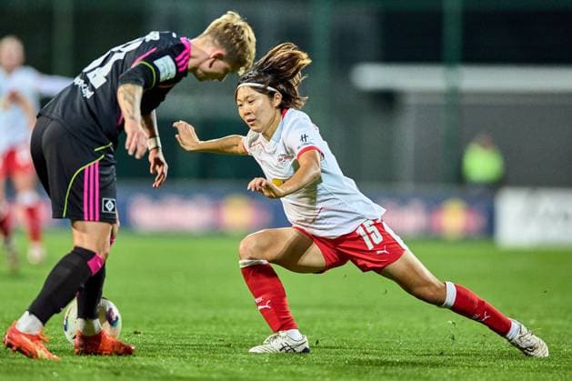 25.09.2025, GER, Frauenfußball, BL, 2025 2026, RB Leipzig - Hamburger SV Mai Kadowaki (15, RB Leipzig), Freisteller, Aktion, Zweikampf um Ball Leipzig Trainingszentrum der Roten Bulle Sachsen Deutschland