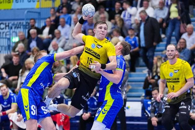 25.09.2025, xydrx, Handball, 1.HBL, VFL Gummersbach - TVB Stuttgart, Schwalbe-Arena: Simone Mengon (TVB Stuttgart 15) im Zweikampf gegen Ellidi Vidarsson (VFL Gummersbach 4) und Ole Pregler (VFL Gummersbach 23) Nordrhein-Westfahlen Deutschland