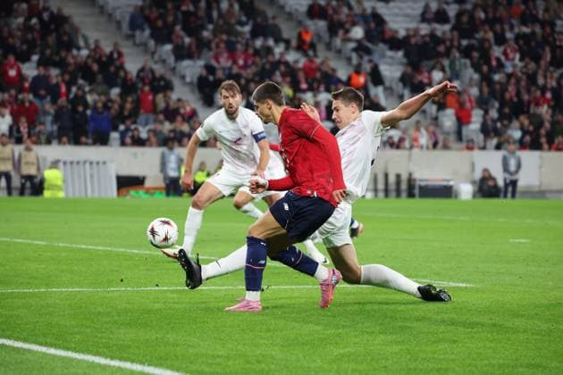 FOOTBALL : LOSC Lille vs SK Brann - UEFA Europa League - 25 09 2025 Matias FERNANDEZ-PARDO (LOSC Lille) lors du match LOSC Lille vs SK Brann, UEFA Europa League phase de ligue, Decathlon Arena stade Pierre Mauroy, le 25 septembre 2025 - photo Laurent Sanson PsnewZ  Copyright: xLaurentxSANSONx xPsnewZx