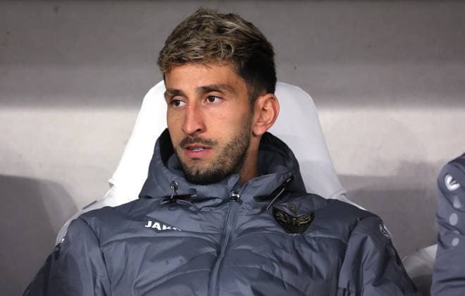 Stuttgart , Europa League Fußball VfB Stuttgart vs. Celta Vigo, Atakan Karazor (VfB) auf der Ersatzbank Gemäß den Vorgaben der DFL Deutschen Fußball Liga ist es untersagt, in dem Stadion und oder vom Spiel angefertigte Fotoaufnahmen in Form von Sequenzbildern und oder videoähnlichen Fotostrecken zu verwerten bzw. verwerten zu lassen.