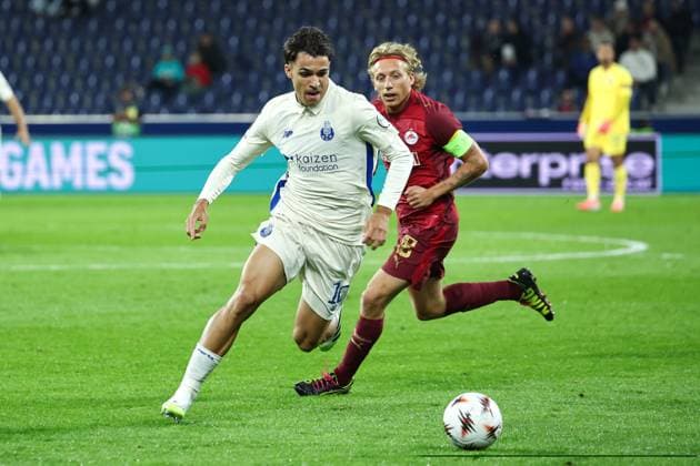 SOCCER - UEFA EL, RBS vs Porto SALZBURG,AUSTRIA,25.SEP.25 - SOCCER - UEFA Europa League, Red Bull Salzburg vs FC Porto. Image shows Gabri Veiga (Porto) and Mads Bidstrup (RBS).  GEPAxpictures xDavidxGeieregger