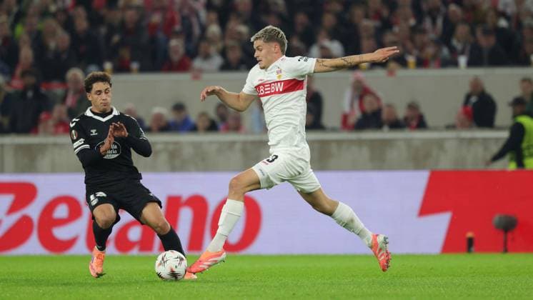 Stuttgart , Europa League Fußball VfB Stuttgart vs. Celta Vigo, v.l. Pablo Duran (Vigo) Ramon Hendriks (VfB) Gemäß den Vorgaben der DFL Deutschen Fußball Liga ist es untersagt, in dem Stadion und oder vom Spiel angefertigte Fotoaufnahmen in Form von Sequenzbildern und oder videoähnlichen Fotostrecken zu verwerten bzw. verwerten zu lassen.