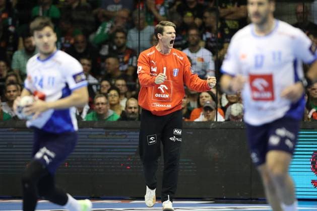 25.09.2025, xtgx, Handball, EHF Champions League, SC Magdeburg - Wisla Plock v.l. Torbjorn Sittrup Bergerud (Plock, 1) Jubelt ueber gehaltenen Ball, abgewehrt, gehalten, Torhueter Magdeubrg