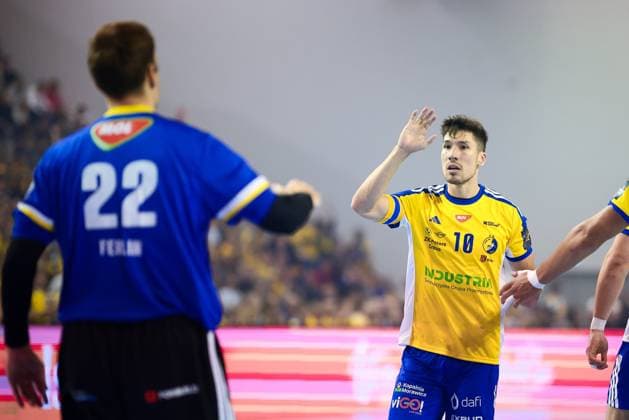 2025.09.25 Kielce Pilka reczna , Liga Mistrzow EHF , sezon 2025 26 Industria Kielce - Fuechse Berlin N z Klemen Ferlin, Alex Dujszebajew Dujshebaev Dovichebaeva Foto Tomasz Fafara PressFocus 2025.09.25 Kielce Handball , EHF Champions League , 2025 2026 season Industria Kielce - Fuechse Berlin Klemen Ferlin, Alex Dujszebajew Dujshebaev Dovichebaeva Credit: Tomasz Fafara PressFocus NEWSPIX.PL --- newspix.pl 
