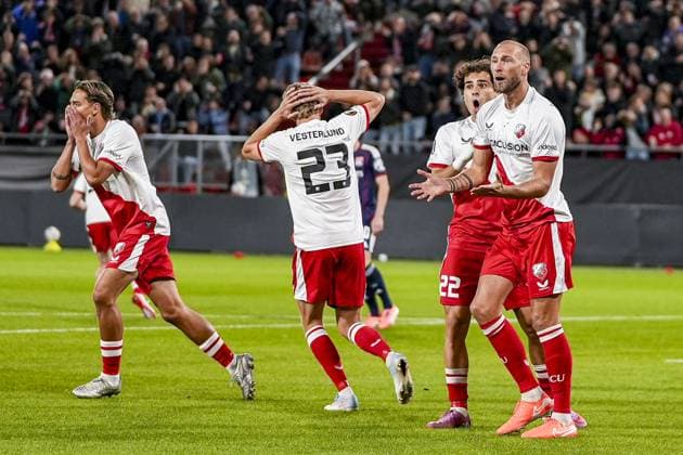 UTRECHT , 25-09-2025 , stadium Galgenwaard , season 2025 2026 , UEFA Europa League football , League phase Matchday 1 , match between FC Utrecht and Olympique Lyon , picture shows FC Utrecht player Mike van der Hoorn and FC Utrecht player Miguel Rodriguez Utrecht - Olympique Lyon  x31193580x Copyright: