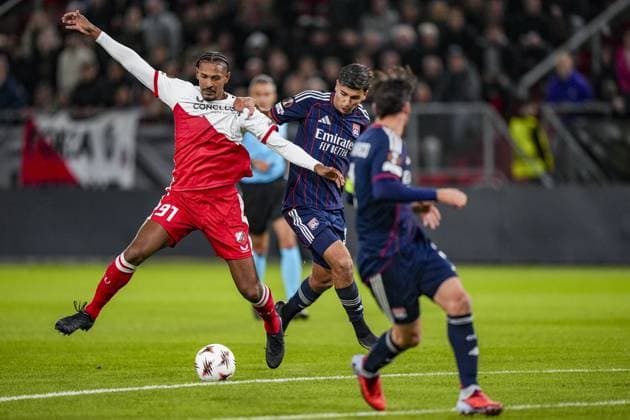UTRECHT , 25-09-2025 , stadium Galgenwaard , season 2025 2026 , UEFA Europa League football , League phase Matchday 1 , match between FC Utrecht and Olympique Lyon , picture shows FC Utrecht player Sebastien Haller and Olympique Lyonnais player Mathys De Carvalho Utrecht - Olympique Lyon  x31193645x Copyright: