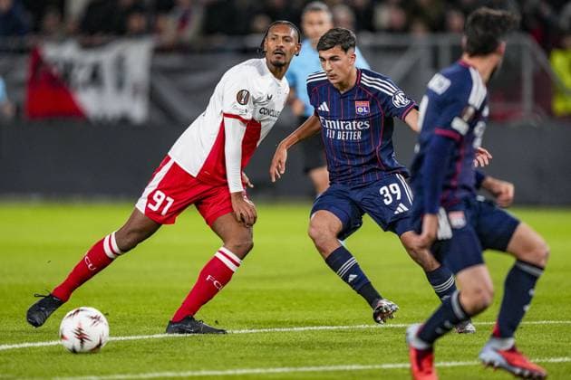 UTRECHT , 25-09-2025 , stadium Galgenwaard , season 2025 2026 , UEFA Europa League football , League phase Matchday 1 , match between FC Utrecht and Olympique Lyon , picture shows FC Utrecht player Sebastien Haller and Olympique Lyonnais player Mathys De Carvalho Utrecht - Olympique Lyon  x31193648x Copyright:
