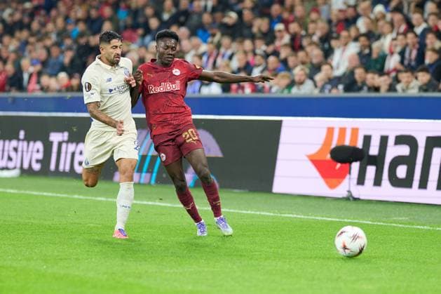 Salzburg, Österreich 25. September 2025: Europa League - 2025 2026 - RB Salzburg vs. FC Porto Im Bild: v. li. im Zweikampf Alan Varela (FC), Edmund Baidoo (RB) Red Bull Arena